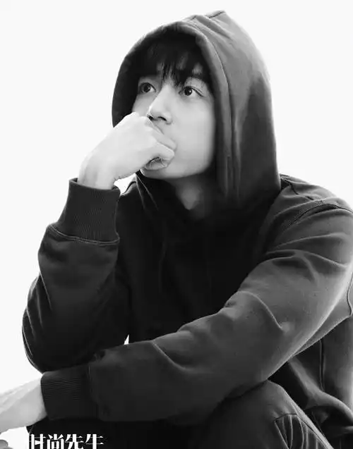 肖战黑白写真:简约穿搭尽显_照片_形象_魅力