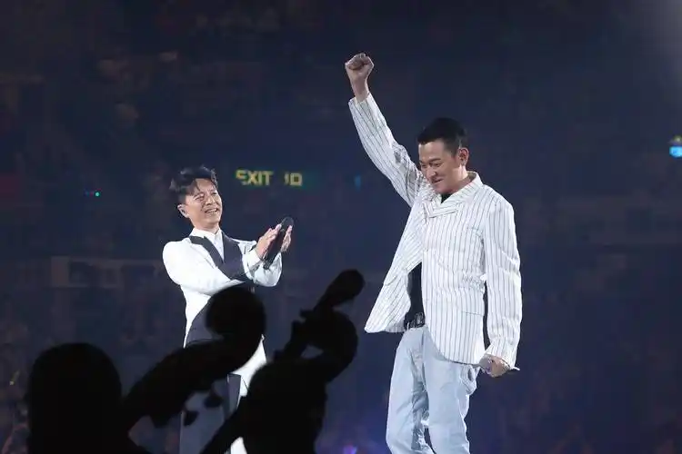 刘德华现身红馆,网友:我妈喜欢刘德华30年了,还用抖音私信过他_华仔