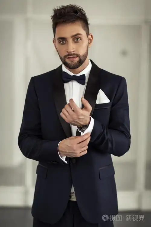 黑西装的优雅男人