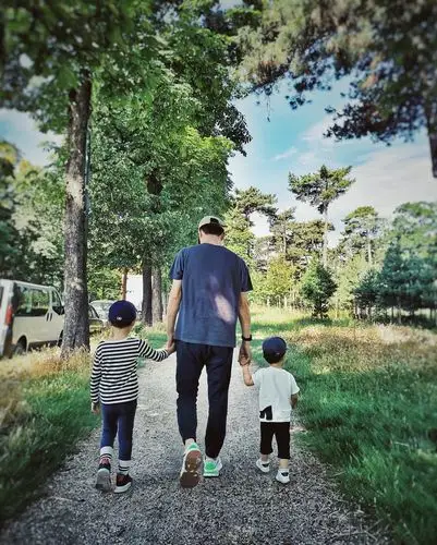 靳东妻子晒照为小儿子庆生兄弟俩背影出镜超可爱