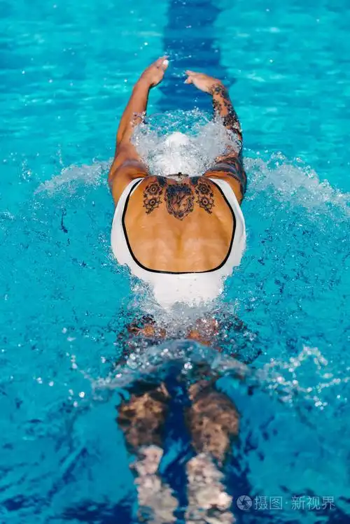 有纹身的女游泳运动员游泳蝶泳训练