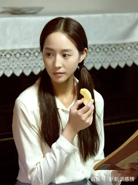 张钧甯这张美照看起来是不是十分的年轻,一脸稚嫩.