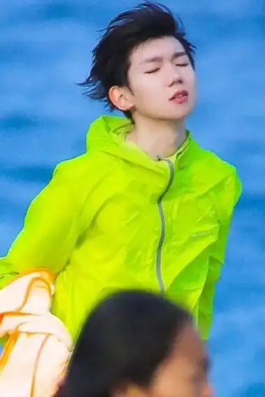 王俊凯帅照来袭穿荧光绿上衣引人注目网友源哥表情太逗了