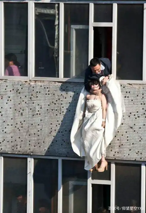 女子已经死亡,消防队员正在紧急抢救之中.