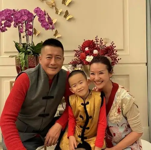 58岁高曙光回家与妻儿团聚!6岁儿子乖巧懂事