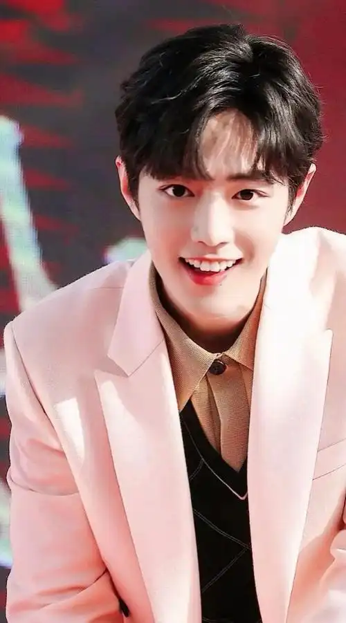 肖战最新慵懒风写真,明媚温暖的笑容真的太治愈__财经头条