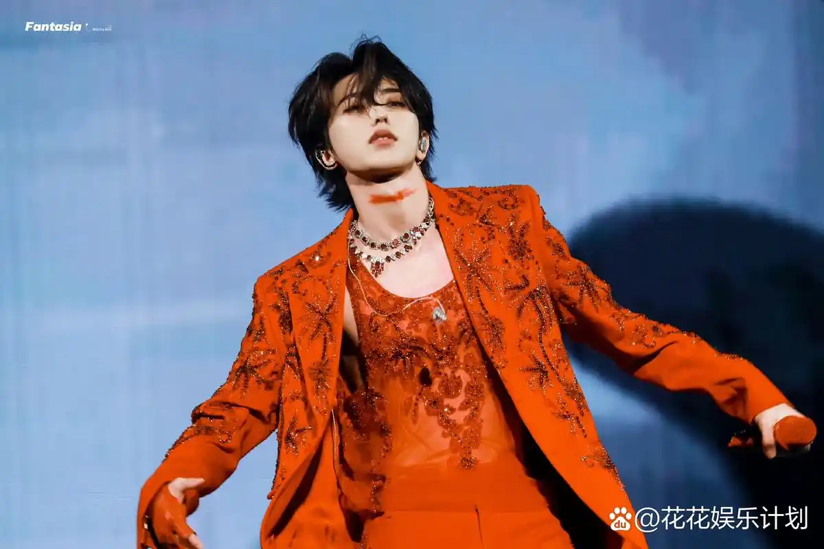 另外蔡徐坤个人的状态看起来一点没有受到事件的影响,又是唱又是跳,咱