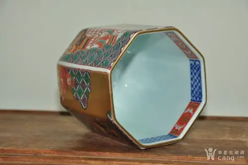 拍品描述 日本有田烧名家林九郎作品,尺寸;高9.2厘米 直径8.