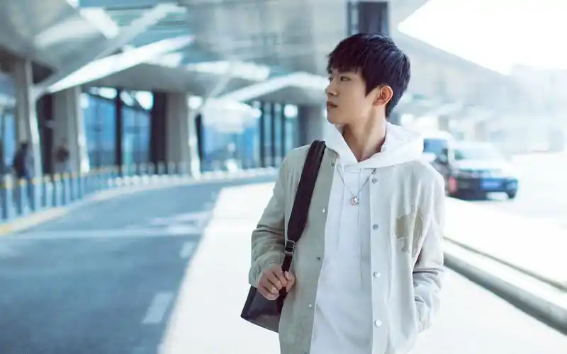 tfboys易烊千玺最新青春帅气街拍图片壁纸