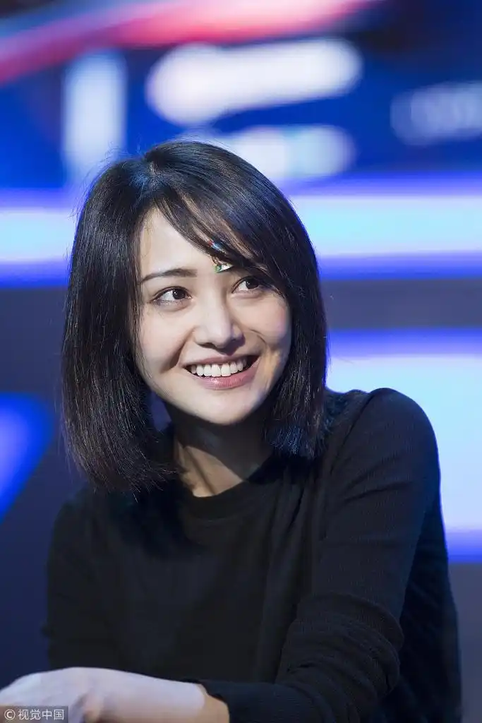 【郑爽额头贴卡通创可贴随性可爱】 近日,郑爽身穿棒球外套出席某活动