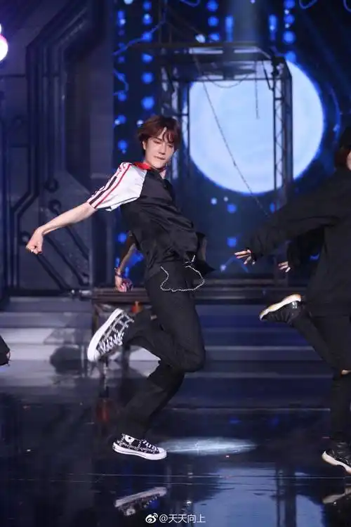 王一博:一个将热爱做到极致的偶像_舞蹈_身份_街舞
