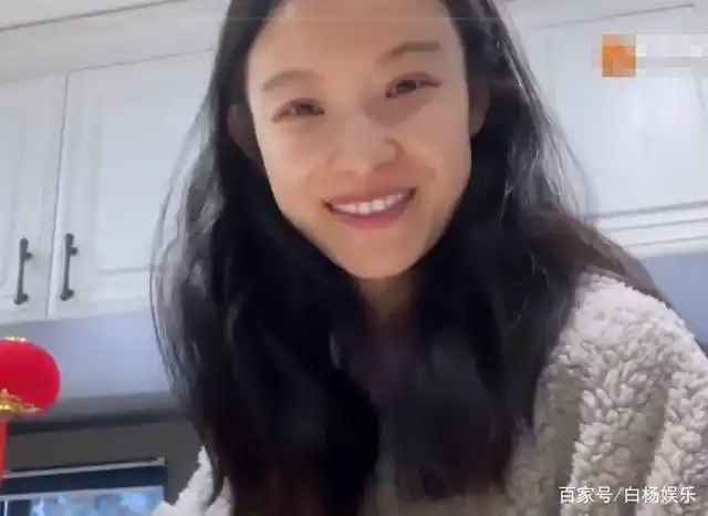 倪妮在家做酸奶蛋糕,却被原相机抓拍,这素颜生图我心动了