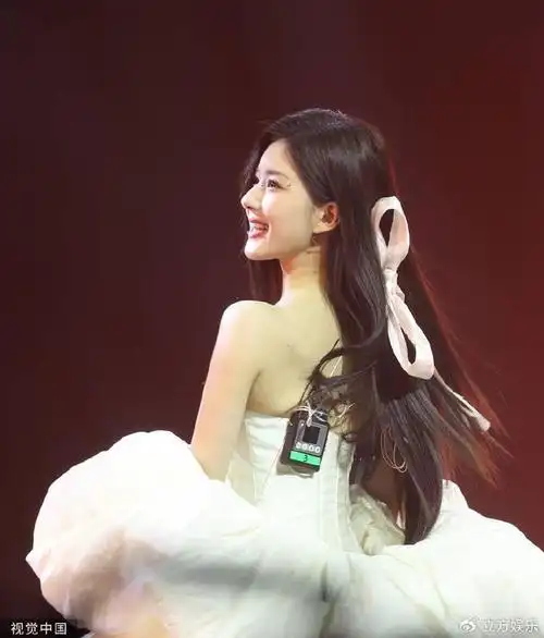 赵露思举办25岁生日会 穿黑色挂脖背心甜美又酷飒