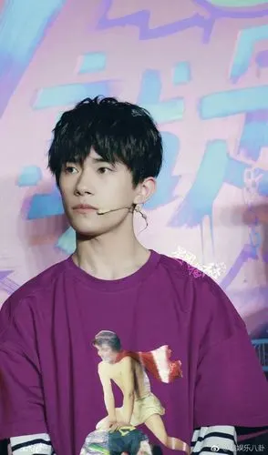 易烊千玺这就是街舞 易烊千玺 紫色t恤易烊千玺亮相《这就是街舞》媒
