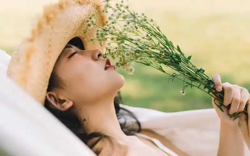 日系文艺美女户外写真图片桌面壁纸