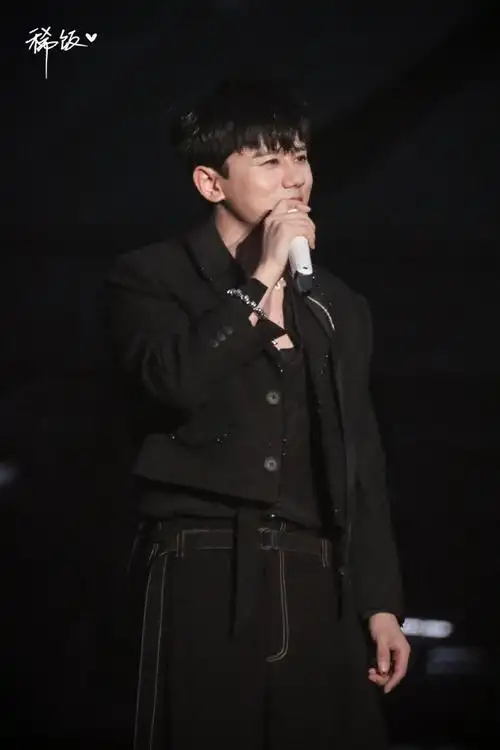 张杰超话#张杰未live曜北斗巡回演唱会#不羁少年vs霸气张总谁赢?