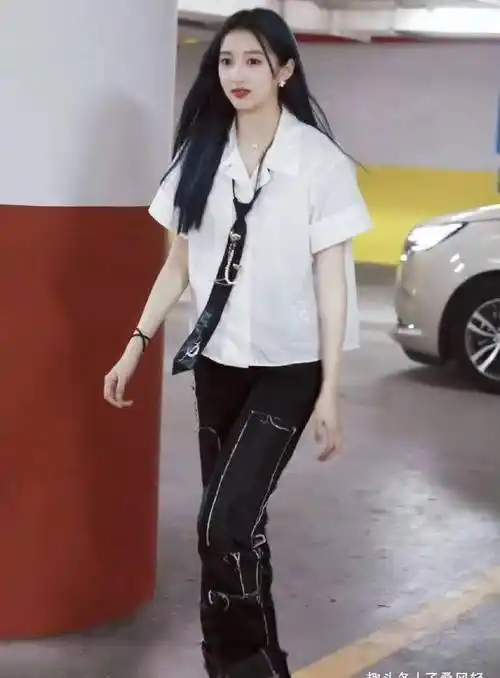 关晓彤录制综艺被拍挑染脏辫造型超好看生图暴露真实体重