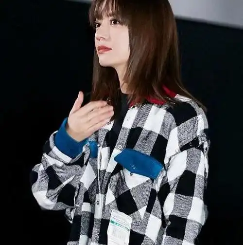 赵薇新剧路透曝光穿休闲装身材像路人王鸥发型太像炸毛狮子头