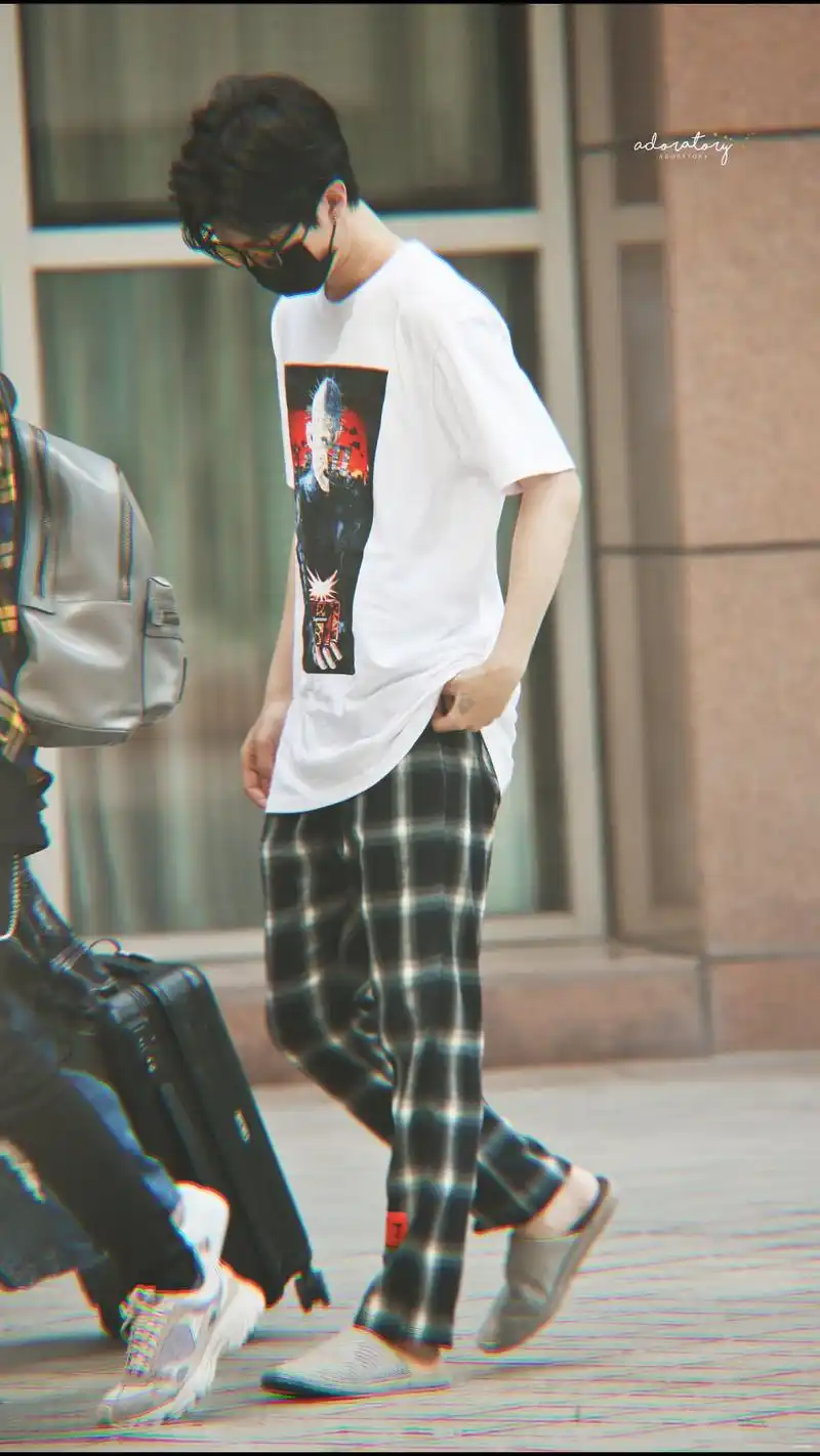 范丞丞大胆把恐怖元素穿上身,但大家忽略了,其实他脚上才是亮点