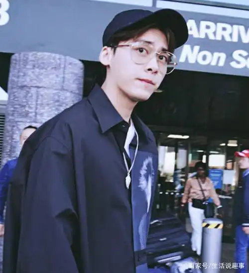 李易峰近照曝光,"眼镜杀"狙击心脏,粉丝:这也太帅了吧!
