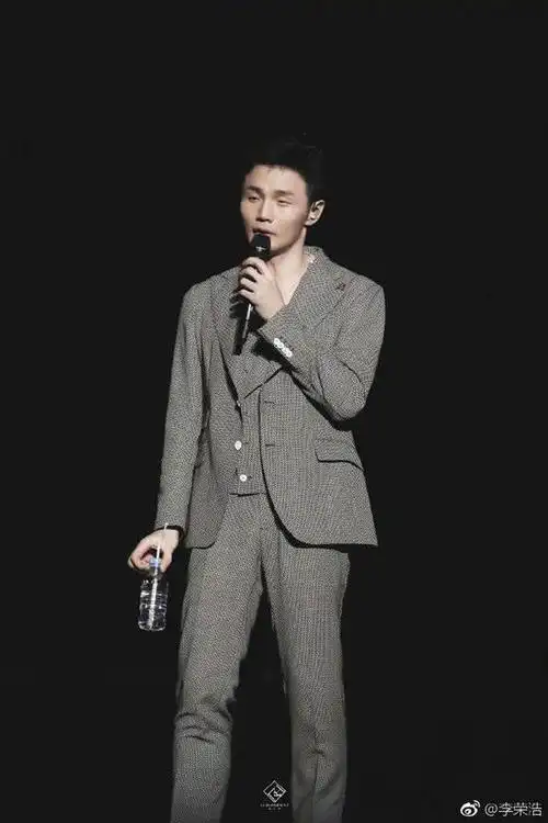 李荣浩晒帅照喊话颜粉网友调侃我们是你的眼粉