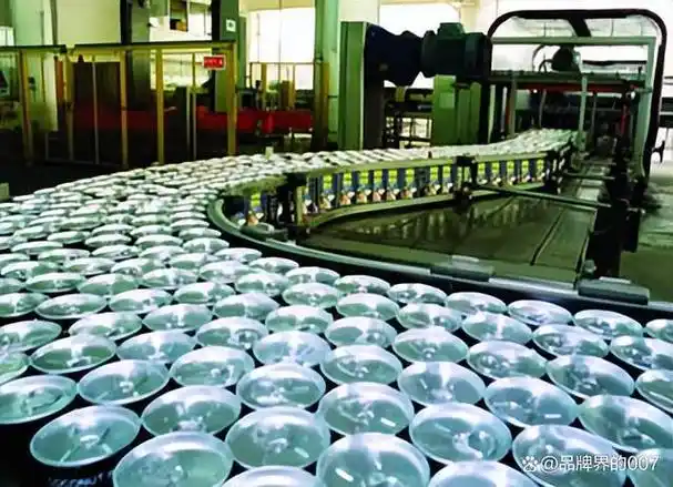 椰树擦边直播争议赚50亿其他老国货坐不住了网友这审美没变