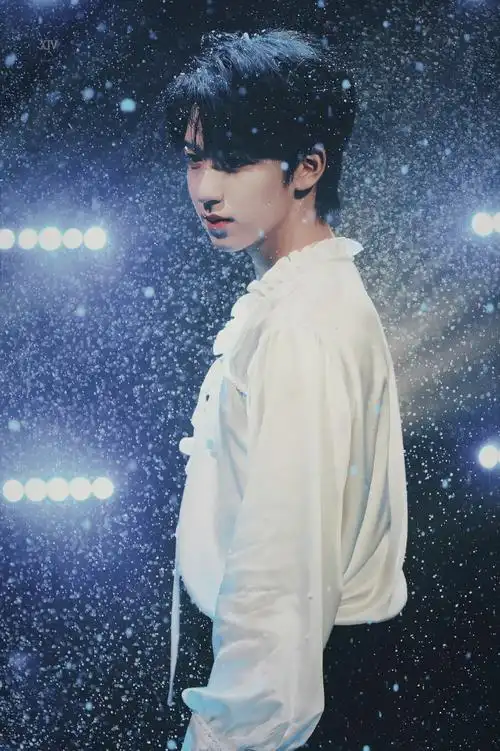 贺峻霖今晚音乐分享会饭拍光落在你脸上,小王子初雪氛围感封神期待