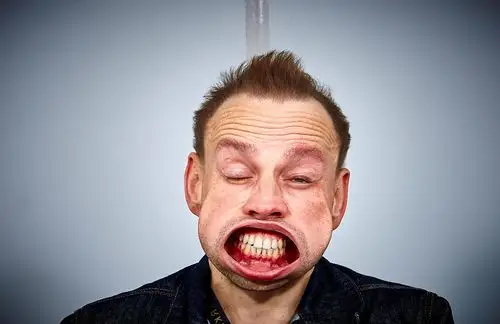 看英国男女狂风下自拍龇牙咧嘴引人笑高清组图