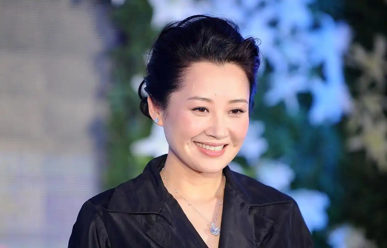 许晴的"不老神话"近日似乎出现了波澜,生图曝光显示她的笑容带着一些