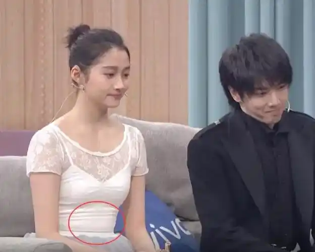 关晓彤穿芭蕾裙跳舞当她坐下时看到肚子的状态难怪有人说她胖