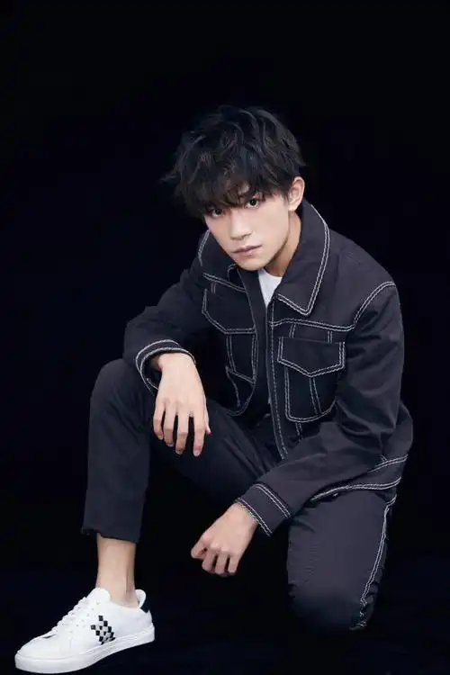 易烊千玺牛仔套装酷炫出镜青春活力沉稳内敛