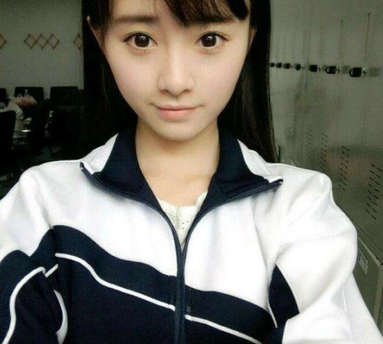 鞠婧祎初中旧照被疯传穿吊带直接不敢认确定当年14岁