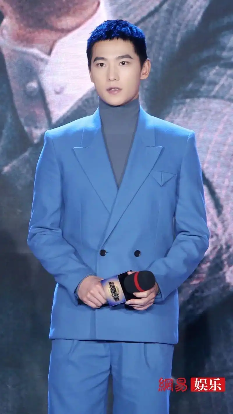 杨洋身穿高领毛衣搭配蓝色西装现身《急先锋》发布会,造型十分亮眼,是