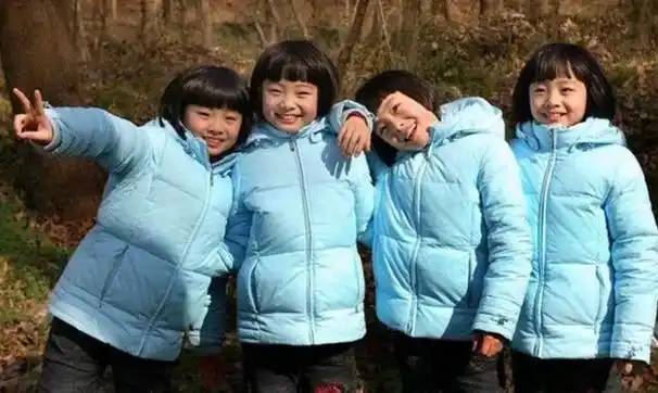 1999年女士生了4胞胎6个大人手忙脚乱最怕的事让人哭笑不得