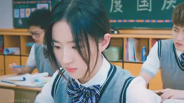 穿上校服的刘亦菲这简直就是大家心目中初恋的样子