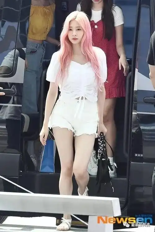 韩流照妖镜lisa时装周造型能打吗裴珠泫怎么穿着妈妈的针织衫