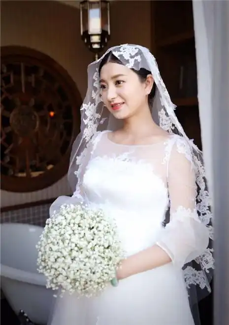 近日,斓曦结婚爆光了一组婚纱照,也许因为怀
