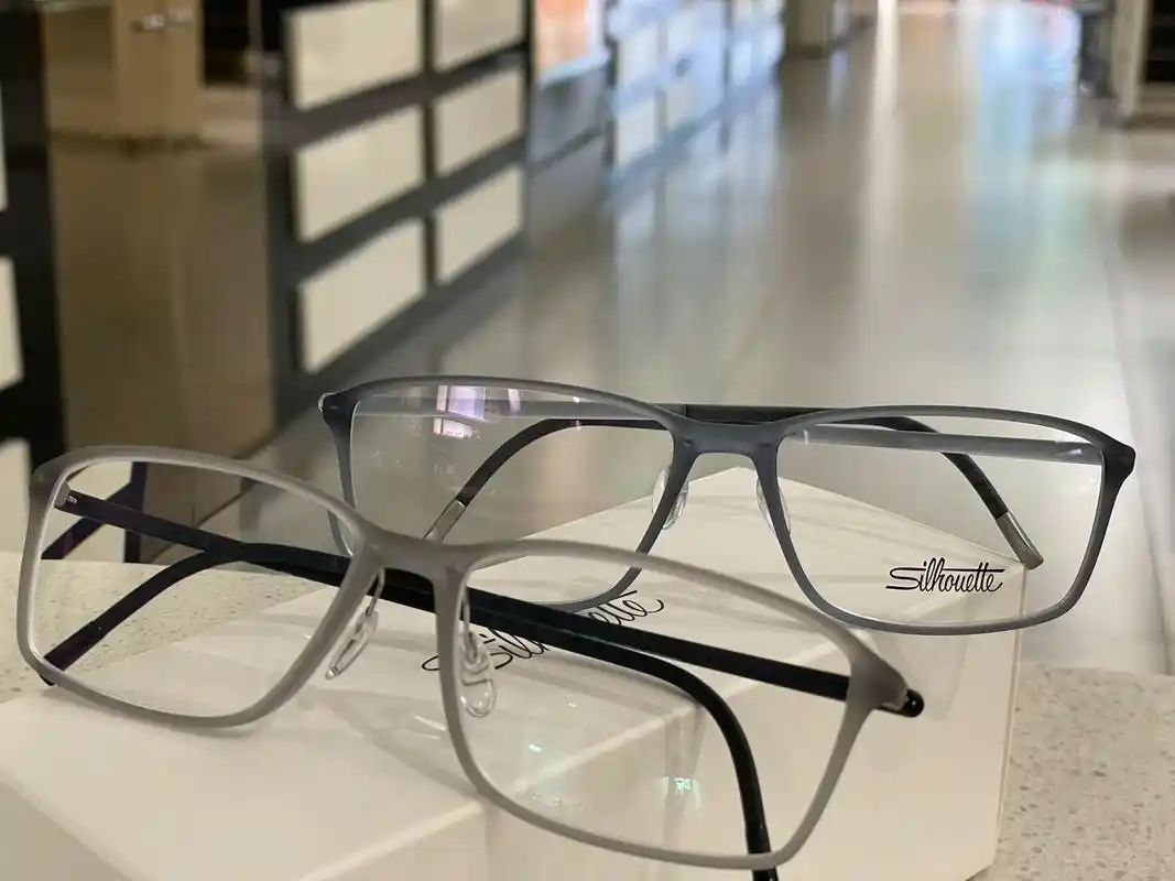 诗乐 - "世界上最轻的眼镜"眼睛是心灵的窗户,眼镜就是小窗 - 抖音