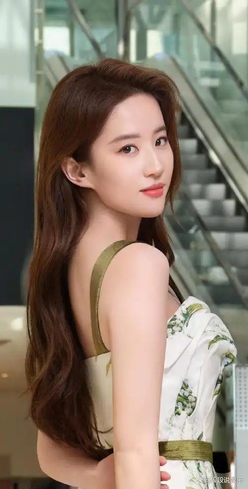 刘亦菲在f1阿布扎比站正赛,作为阿布扎比旅游代言人,刘亦菲出席