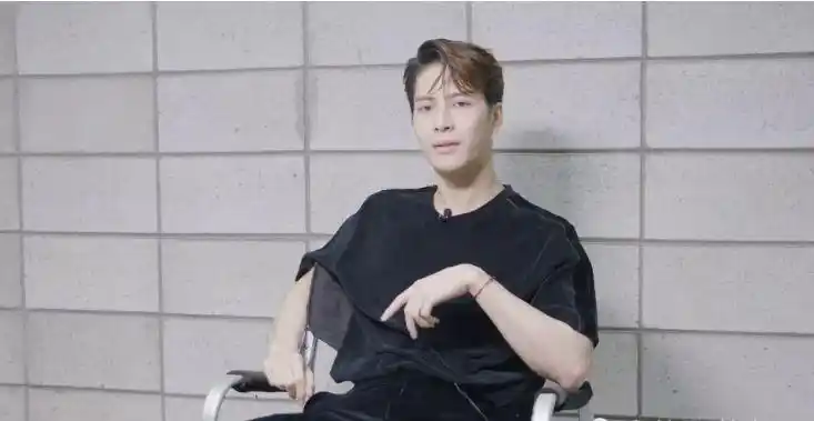 王嘉尔爆料最喜欢穿搭偏可爱的女孩希望某天醒来在妈妈的怀里