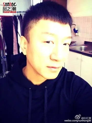 孙红雷自夸可爱吃午饭不忘自拍 "颜王"自恋新境界