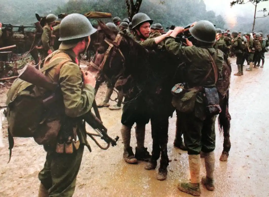 对越自卫反击战.老山,者阴山战役 彩色照片选集 后勤篇(三) - 抖音