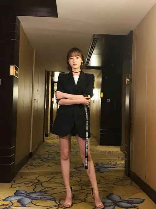 看起来干练又优雅,玩起下衣失踪更显时尚范儿,一双黄色高跟鞋更能呈现