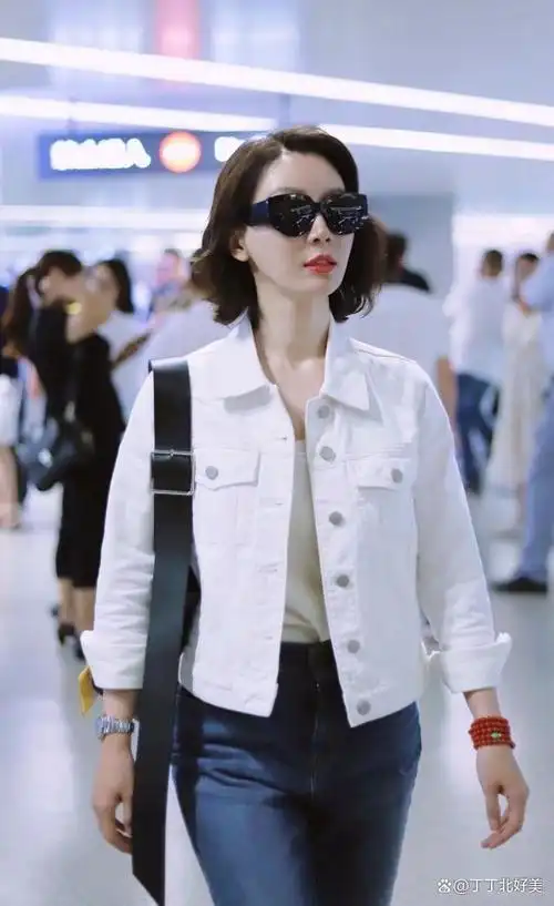 陈数换发型带火了一种新穿法:衬衫 抹胸 牛仔裤,时髦洋气又减龄