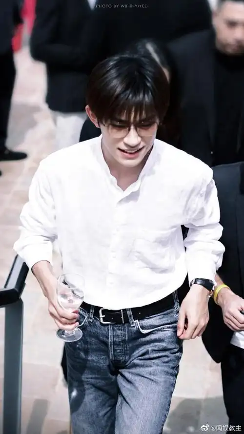 672/ 9白衬衫加上牛仔裤!