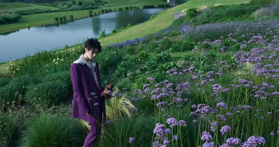 2020王俊凯最新花园大片写真