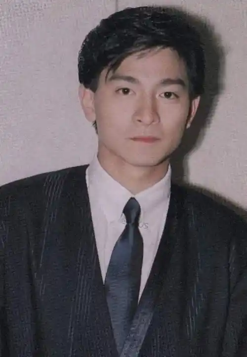 刘德华62岁最新照片曝光,满头白发啤酒肚惹关注!