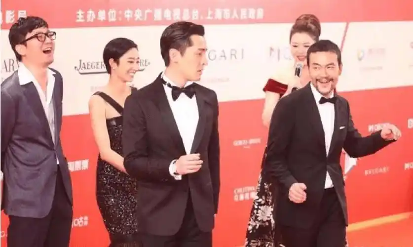 雷佳音见到胡歌秒变迷弟贡献表情包雷佳音曾坦言有些嫉妒胡歌