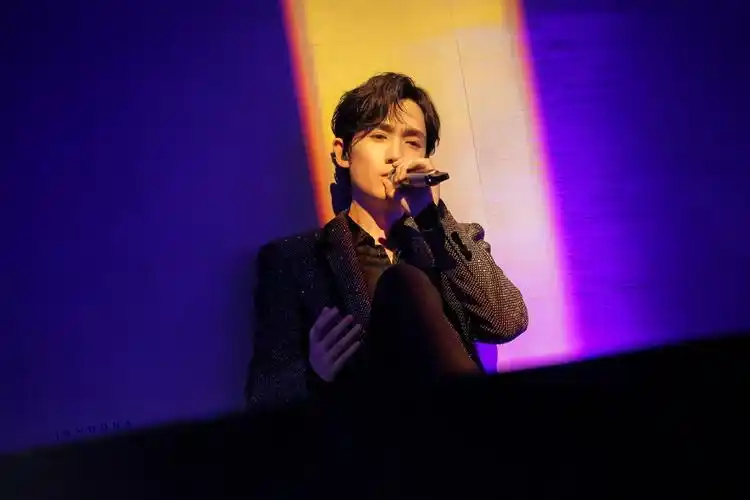 有没有全面屏的朱一龙的壁纸推荐? - 知乎