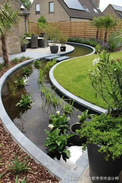 长见识了,做s型水池贯穿庭院,一半休闲一半赏景,让别人羡慕吧